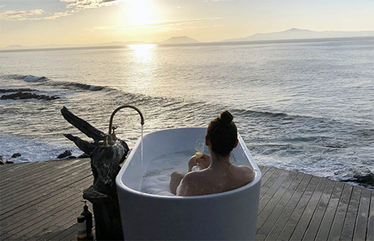 Luxury outdoors bath Thalia Haven