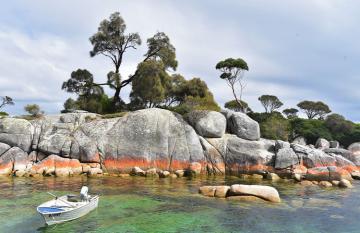 A tranquil bay along the Bay of Fires route in North Eastern Tasmania photo by Laya Clode Unsplash